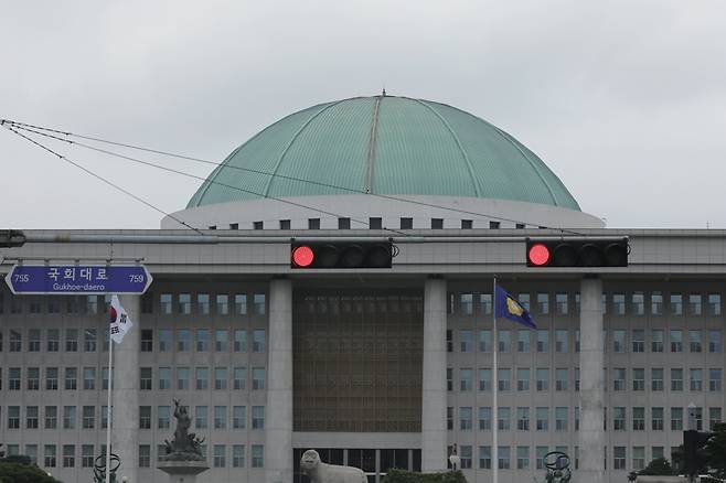 여의도 국회의사당 앞 신호등에 빨간불이 들어와 있다. ⓒ시사저널 박은숙