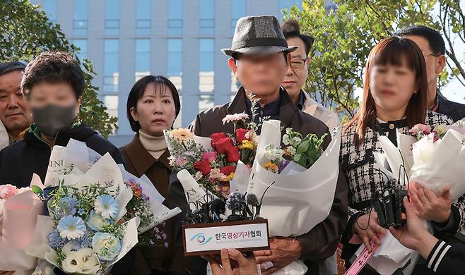 2025년 10월28일 살인 누명을 쓰고 억울하게 옥살이를 한 부녀가 16년 만에 무죄를 선고받고 법원 앞에서 기자회견을 하고 있다. ⓒ연합뉴스