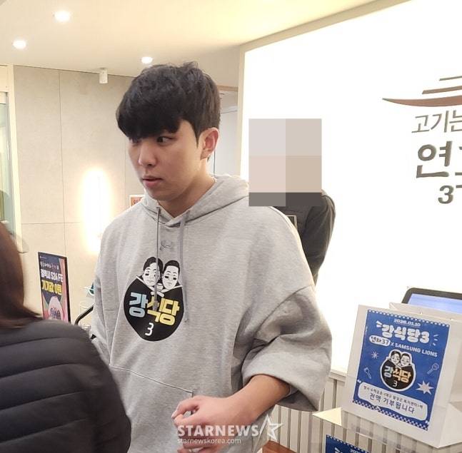 지난 10일 강식당3 행사에서 쉴새없이 사인 요청을 받고 있는 김영웅. /사진=박수진 기자