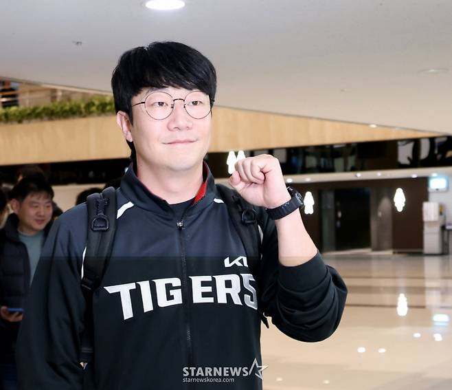 기아 양현종이 23일 김포공항을 통해 일본으로 출국하기 앞서 기자회견과 포토타임을 갖고 있다.  어느덧 최형우가 떠난 기아의 최고참이 된 양현종. /사진=강영조 선임기자