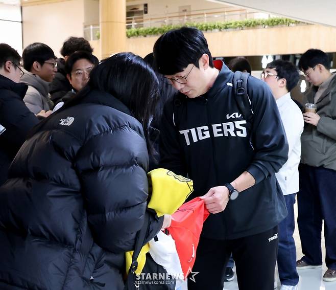 기아 양현종이 23일 김포공항을 통해 일본으로 출국하기 앞서 기자회견과 포토타임을 갖고 있다.  어느덧 최형우가 떠난 기아의 최고참이 된 양현종. /사진=강영조 선임기자