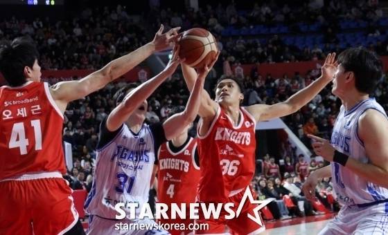 에디 다니엘(36번)이 24일 서울 잠실학생체육관에서 열린 2025~2026 LG전자 프로농구 정규리그 4라운드 경기 중 리바운드 다툼하고 있다. /사진=김진경 대기자