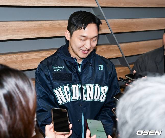 구창모가 인천국제공항에서 인터뷰를 하고 있다.