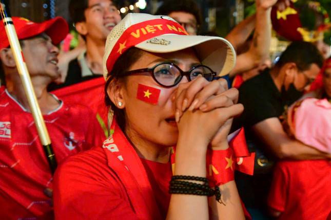 베트남이 한국을 꺾자 뜨거운 눈물을 흘리는 베트남 여성 팬의 모습. /사진=VN익스프레스 갈무리