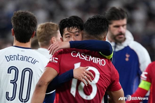 손흥민(가운데)이 카세미루(18번)를 안아주고 있다. /AFPBBNews=뉴스1