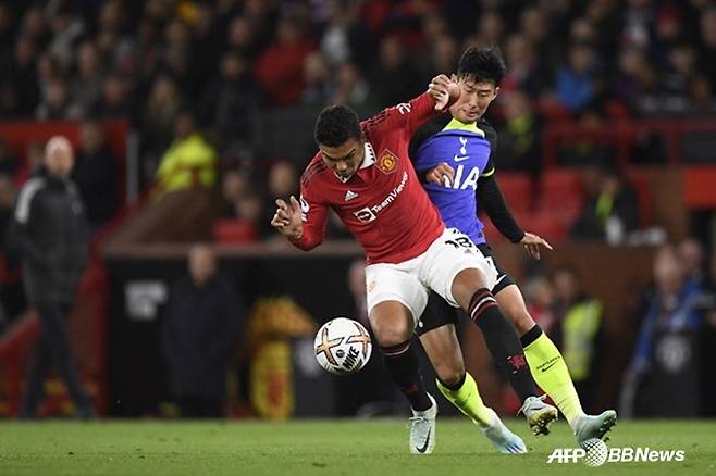 카세미루(왼쪽)와 손흥민이 볼 경합을 펼치고 있다. /AFPBBNews=뉴스1