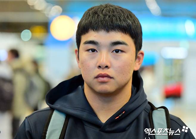 2026시즌 스프링캠프 훈련에 나서는 한화 이글스 선수단이 23일 오전 인천국제공항을 통해 호주 멜버른으로 출국했다.  출국 전 한화 문현빈이 취재진의 질문에 답하고 있다. 인천공항, 김한준 기자