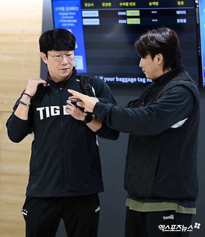 KIA 타이거즈가 23일 오후 일본 아마미오시마에서 진행되는 스프링캠프를 위해 김포국제공항을 통해 일본으로 출국했다.  양현종, 나성범이 출국 준비를 하고 있다. 김포공항, 고아라 기자