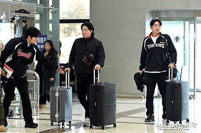 KIA 타이거즈가 23일 오후 일본 아마미오시마에서 진행되는 스프링캠프를 위해 김포국제공항을 통해 일본으로 출국했다. 김범수, 이태양이 출국장으로 향하고 있다. 김포공항, 고아라 기자