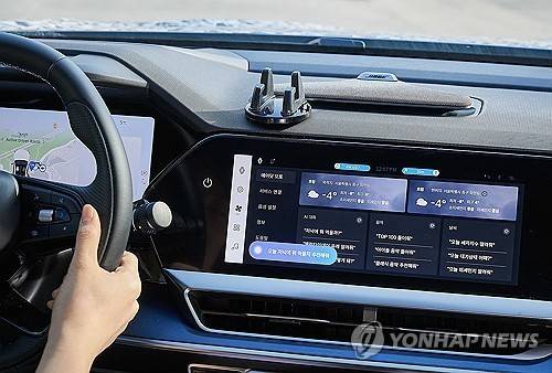 SKT, 차세대 차량용 AI 에이전트 '에이닷 오토' 공개  (서울=연합뉴스) SK텔레콤은 르노코리아의 신형 차량 필랑트에 차세대 차량용 AI 에이전트인 '에이닷 오토'를 적용했다고 14일 밝혔다. 사진은 운전자가 '에이닷 오토'와 대화하는 모습. 2026.1.14 [SKT 제공. 재판매 및 DB 금지] photo@yna.co.kr