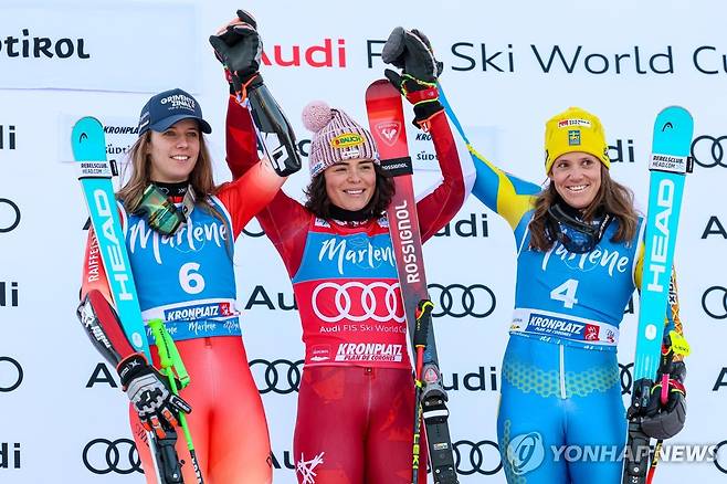 월드컵 스키 여자 대회전 시상식 모습.  [AFP=연합뉴스]