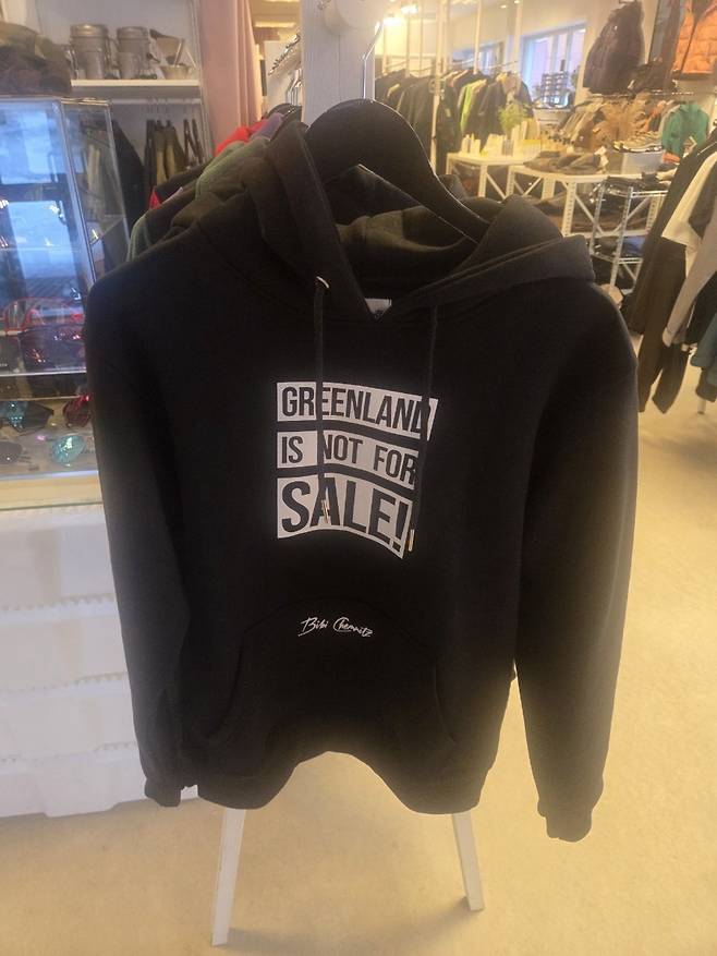 '그린란드는 매물 아냐' 후드티 (누크=연합뉴스) 현윤경 특파원 = 23일 그린란드 누크 시내의 한 상점 매대에 '그린란드는 매물 아냐' 문구가 새겨진 후드티가 걸려 있다. 2026.1.23