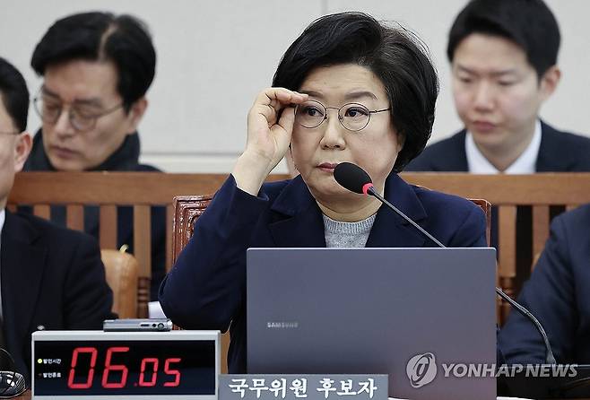 안경 고쳐쓰는 이혜훈 기획예산처 장관 후보자 (서울=연합뉴스) 황광모 기자 = 이혜훈 기획예산처 장관 후보자가 23일 국회 재정경제기획위원회에서 열린 인사청문회에서 의원 질의에 답하다 안경을 고쳐쓰고 있다. 2026.1.23 [공동취재] hkmpooh@yna.co.kr