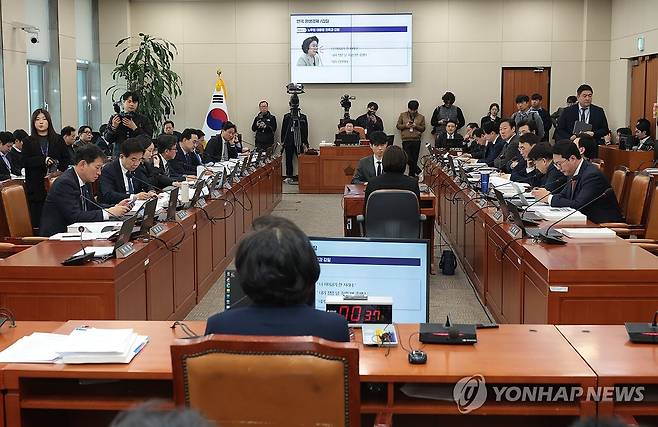 이혜훈 후보자 질의 경청 (서울=연합뉴스) 이동해 기자 = 이혜훈 기획예산처 장관 후보자가 23일 국회 재정경제기획위원회에서 열린 인사청문회에서 의원들의 질의를 경청하고 있다. 2026.1.23 [공동취재] eastsea@yna.co.kr