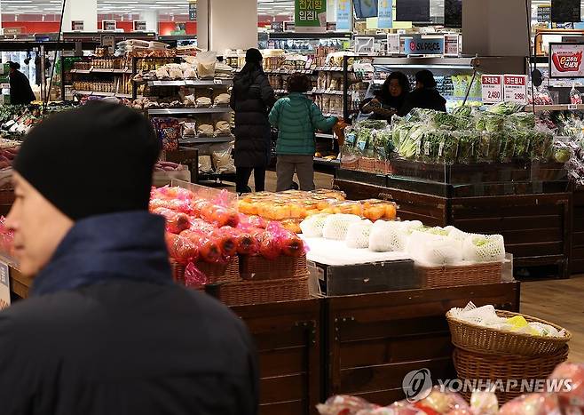 장 보는 시민들 (서울=연합뉴스) 이재희 기자. 2025.12.30 scape@yna.co.kr