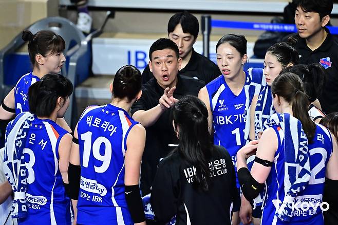 여오현 감독대행(중앙)의지시를 듣는 IBK기업은행 선수들 [한국배구연맹 제공. 재판매 및 DB 금지]