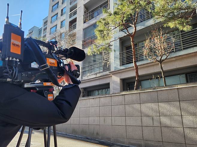 경찰이 압수수색 중인 김경 모친 주거지 [촬영 이율립]