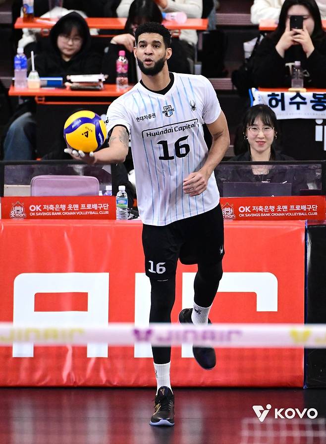 서브 준비하는 현대캐피탈의 레오 [한국배구연맹 제공. 재판매 및 DB 금지]