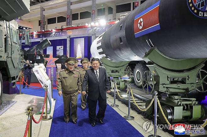 전시된 미사일 시찰하는 김정은 북한 국무위원장 [조선중앙통신=연합뉴스 자료사진. 국내에서만 사용가능. 재배포 금지. For Use Only in the Republic of Korea. No Redistribution]