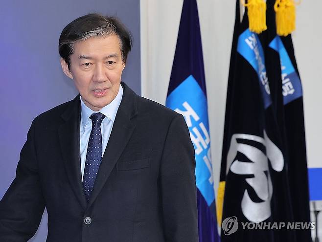 '당내 합당 논의' 의원총회 참석하는 조국 대표 (서울=연합뉴스) 류영석 기자 = 조국혁신당 조국 대표가 24일 서울 여의도 국회에서 더불어민주당 정청래 대표의 합당 제안 관련 논의를 위해 열린 긴급 의원총회에 참석하고 있다. 2026.1.24 ondol@yna.co.kr