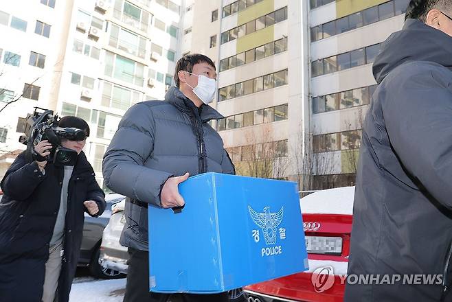 경찰, 김경 시의원 서울시 선관위 이첩 사건 관련 압수수색 (서울=연합뉴스) 류영석 기자 = 경찰이 김경 서울시의원의 또 다른 금품 전달 의혹과 관련해 압수수색에 나선 가운데 24일 김 시의원의 서울 강서구 화곡동 주거지에서 서울경찰청 공공범죄수사대 관계자들이 압수품을 옮기고 있다.
    이번 압수수색은 지난 19일께 서울시 선거관리위원회가 경찰로 이첩한 사건과 관련한 것이다. 경찰은 2023년 10월 치러진 서울 강서구청장 보궐선거를 앞두고 김 시의원과 전직 시의회 관계자 A씨가 누구에게 금품을 전달할지를 논의하는 듯한 내용이 담긴 녹취를 확보한 것으로 전해졌다. 2026.1.24 ondol@yna.co.kr