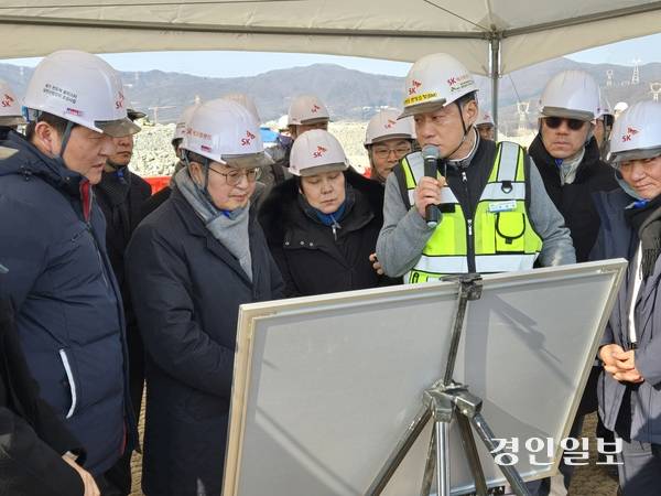 김동연 경기도지사가 23일 용인시 처인구 원삼면 일대에 조성 중인 용인 반도체메가클러스터 일반산업단지 현장을 찾아 공사 진행 상황을 점검하고 있다. 2026.1.23 /김태강 기자 think@kyeongin.com