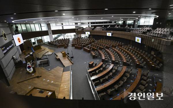 제12대 경기도의회 의원 정수 증가가 유력한 가운데, 도의회 상임위원회가 지금보다 더 늘어날지 관심이 쏠리고 있다. 사진은 비어 있는 경기도의회 본회의장. /경인일보DB
