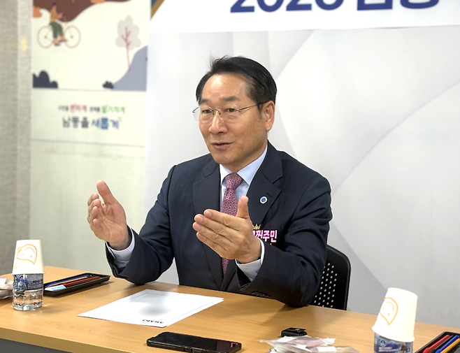 ▲ 유정복 인천시장이 23일 남동구를 시작으로 2월12일까지 10개 군·구를 순회하는 연두 방문 일정에 나선 가운데 이날 남동구청 기자실에서 출입기자들과 만나 발언하고 있다.