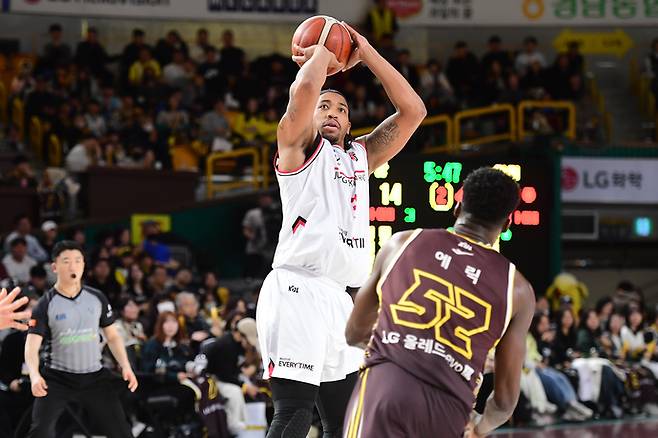 25일 경남 창원체육관에서 열린 2025~2026 LG전자 프로농구 정규리그 LG와의 원정 경기서 정관장 브라이스 워싱턴이 슛을 시도하고 있다. 사진=KBL
