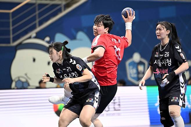 24일 광주광역시 빛고을체육관에서 열린 신한 쏠(SOL) 뱅크 2025~2026 핸드볼 H리그 여자부 1라운드 SK 슈가글라이더즈와 서울시청의 경기에서 SK 슈글즈의 강은혜가 슛을 하고 있다.