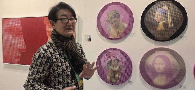 서울 코엑스 아트 페스타에서 김중식 작가 작품들 앞에 선 김중식 작가가 작품들에 대해 설명하고 있다.               사진 한성일 기자