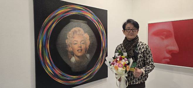 서울 코엑스에서 열린  아트페스타에서 김중식 작가가 작품들 앞에서 포즈를 취하고 있다.      사진 한성일 기자