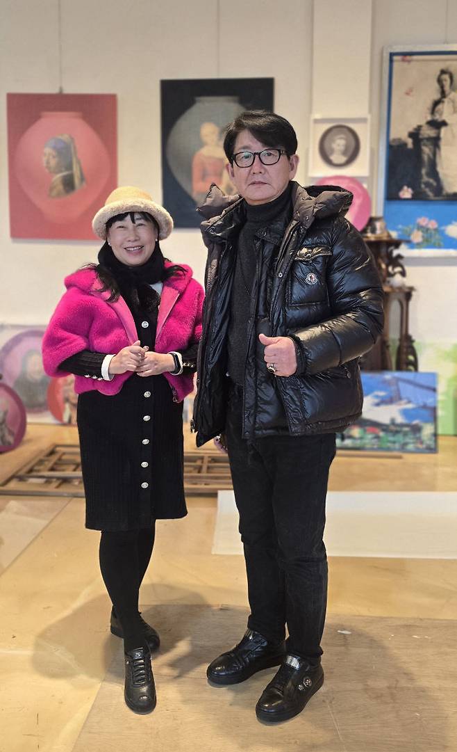 경기도 가평군 청평면 김중식 아트센터 작업실에서  필자와 김중식 작가.