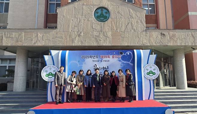 호수돈여고 교정 내  포토존에서 호수돈총동문회 임원들과 김종태 이사장과 김경미 교장이 함께 기념사진을 찍고 있다. 사진 왼쪽부터 김용기 호수돈여고 행정실장, 호수돈여고총동문회 권부남 총무, 김용애 사무국장, 김경미 교장, 김종태 이사장, 윤원옥 회장, 한성일 홍보국장, 성수자 고문, 박종순 수석부회장.