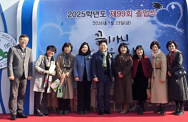 김종태 이사장과 김경미 교장과 김용기 호수돈여고 행정실장과 호수돈총동문회 임원들이 함께 포토존에서 기념촬영하고 있다.