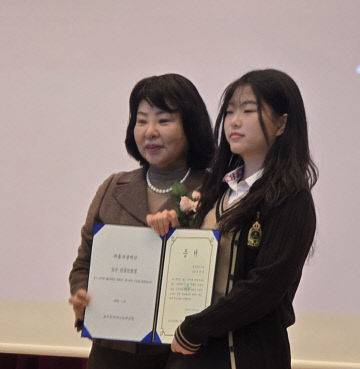 윤원옥 호수돈총동창회장이 장학증서를 전달하고 있다.