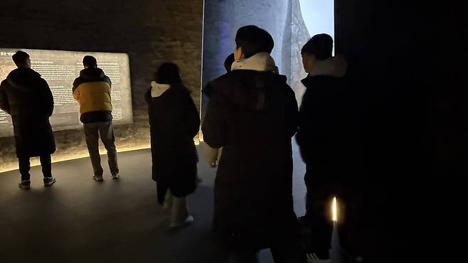 지난 22일 국립부여박물관에서 관람객들이 전시장을 둘러보고 있다. 사진= 최광현 기자.