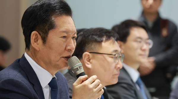 더불어민주당 정청래 대표가 23일 충북 진천 국가대표선수촌에서 열린 민주당-국가대표 지도자 간담회에 참석해 인사말하고 있다. /연합뉴스 제공