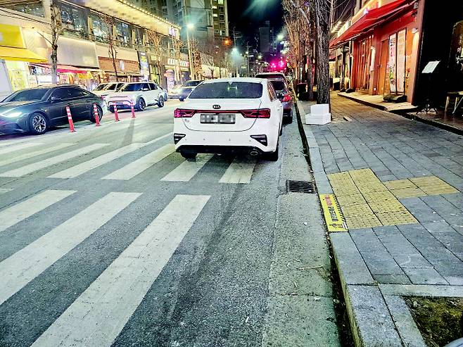 지난 24일 오후 6시께 광주 남구 봉선동 먹자골목. 절대 주정차 금지구역인 횡단보도에 차량이 주차돼 있는 모습. /조태훈 기자 thc@namdonews.com