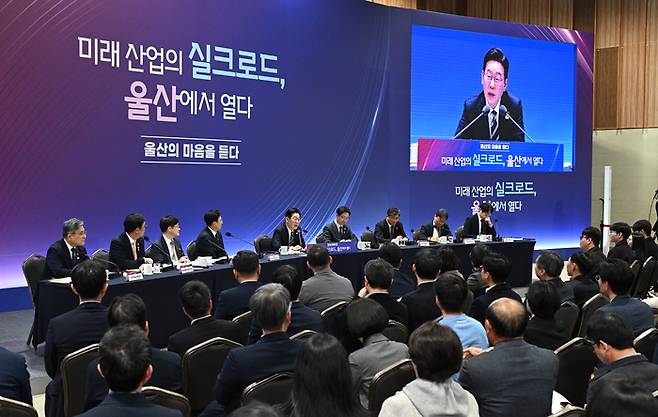 이재명 대통령은 23일 울산을 찾아 울산전시컨벤션센터(UECO)에서 '울산의 마음을 듣다'라는 주제로 김두겸 울산시장 등 200명의 울산 시민이 참석한 가운데 새해 첫 타운홀미팅을 개최했다. 울산사진공동취재단