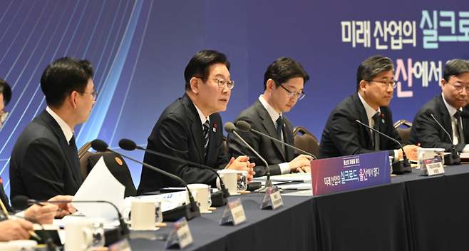 이재명 대통령은 23일 울산을 찾아 울산전시컨벤션센터(UECO)에서 '울산의 마음을 듣다'라는 주제로 김두겸 울산시장 등 200명의 울산 시민이 참석한 가운데 새해 첫 타운홀미팅을 개최했다. 울산사진공동취재단