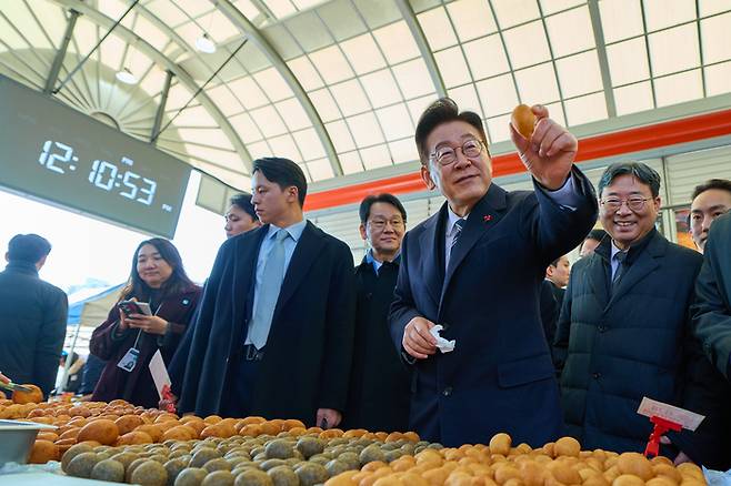 이재명 대통령이 23일 울산 울주군 온양읍 남창옹기종기시장을 방문해 음식을 구매하고 있다. 청와대 제공