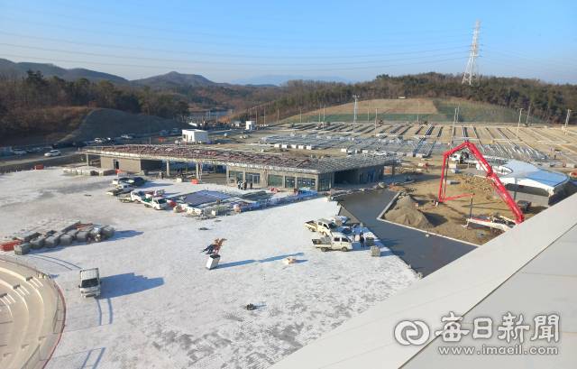 영천경마공원 정문 출입구 및 주차장 공사 현장. 강선일기자