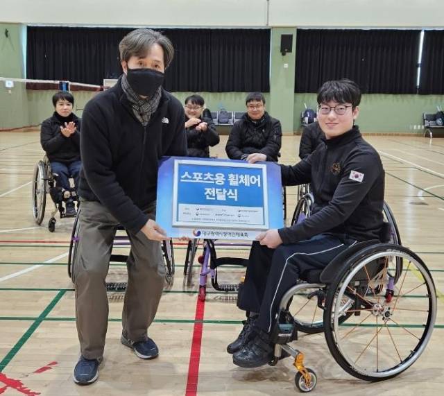 지난 22일 대구 수성구 대흥동 장애인국민체육센터에서 스포츠용 휠체어 전달식이 열렸다. 대구시장애인체육회 제공.