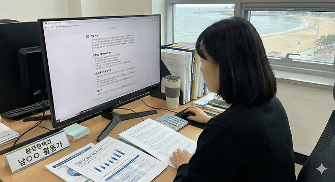 예시로 가르치기, 단계별로 생각하게 만들기, 역할을 맡기기, 제약 조건 명확히 하기 등 프롬프트 기법 4가지를 조합하면 AI의 활용을 극대화 할 수 있다.