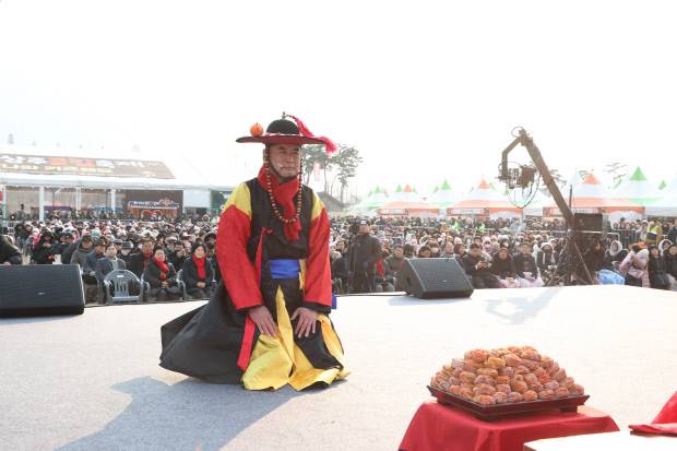 상주시 강영석 시장이 태평성대경상감영 공원에서 성공적인 축제를 기원하고 있다. 사진=상주시 제공
