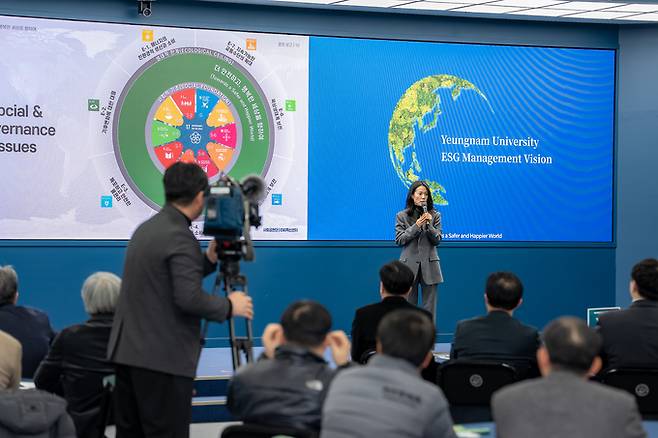 ▲ 홍영은 영남대 ESG혁신센터장이 YU-ESG 경영 비전 수립 경과를 발표하고 있다. 영남대.