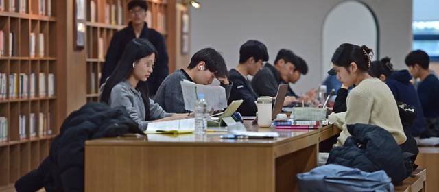 대구권 주요 사립대학들이 2026학년도 등록금 인상 여부를 두고 고심에 들어갔다. 사진은 대구의 한 대학 도서관에서 대학생들이 공부를 하고 있는 모습. 김진홍 기자