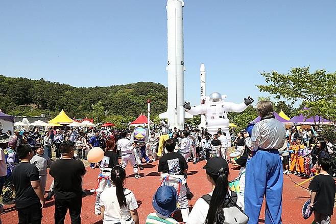 관광객들이 고흥 우주항공축제를 즐기고 있다. 지난해 행사 모습.<고흥군 제공>