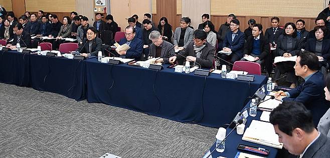 25일 광주 서구 김대중컨벤션센터 회의실에서 광주·전남 행정통합 특별법 제정 간담회가 열리고 있다. 뉴시스